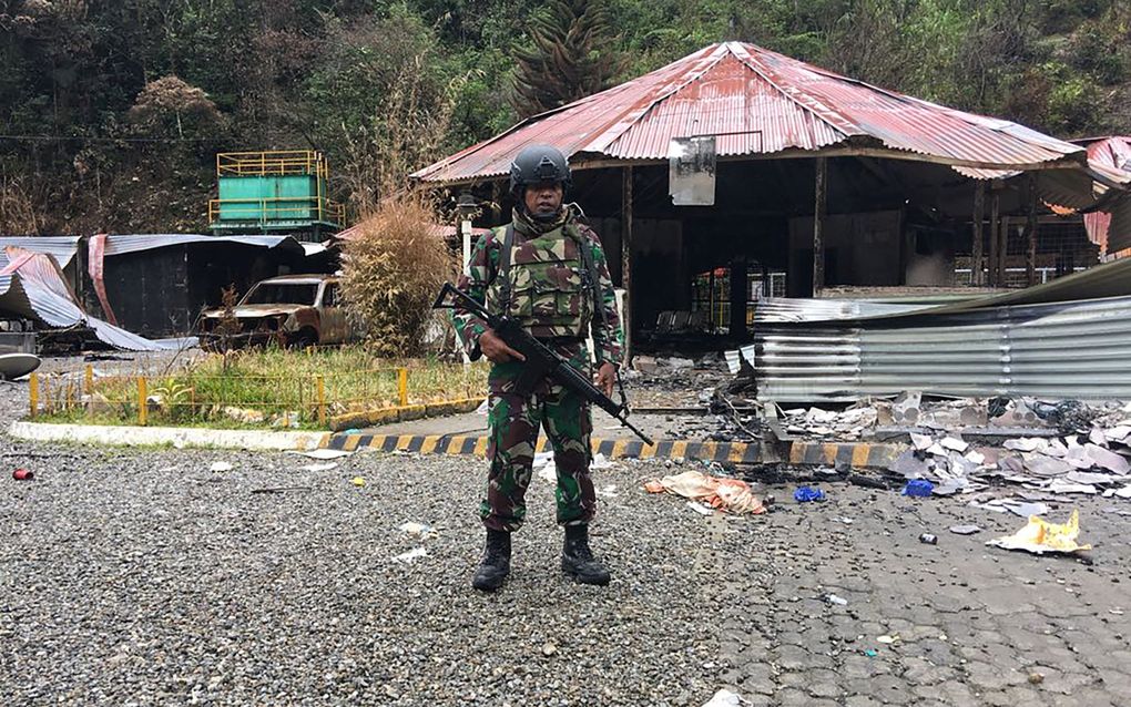 Indonesië onderdrukt Papoea’s, stelt auteur René Hoksbergen. Foto: een Indonesische militair in Papoea staat op wacht na een gewelddadige uitbarsting. beeld AFP