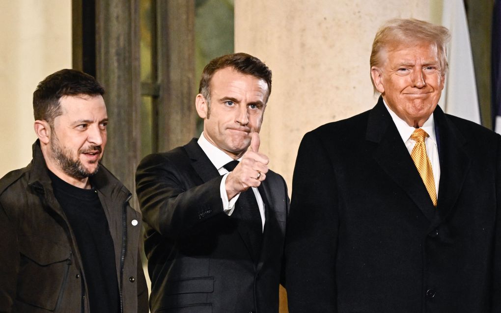 De Oekraïense president Volodymyr Zelensky, de Franse president Emmanuel Macron en de toekomstige Amerikaanse president Donald Trump ontmoeten elkaar begin december in de ambtswoning van Macron, een dag voor de opening van de Notre-Dame. beeld AFP, Julien de Rosa