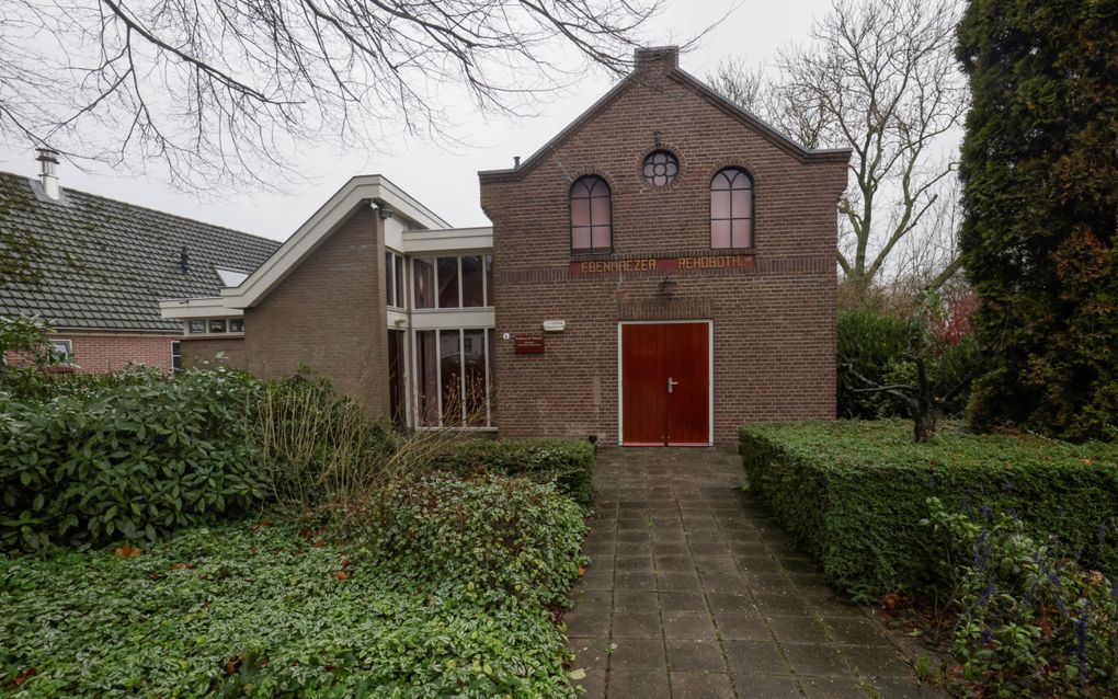 Kerk uit 1929, met aanbouw uit 1993. Op de gevel een dubbele naam. beeld Martin Mooij