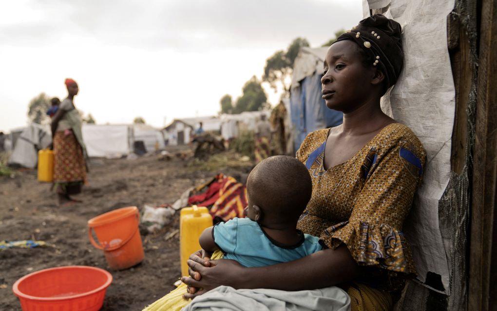 Moeder en kind zitten buiten hun tent in een vluchtelingenkamp aan de rand van de stad Goma in de Democratische Republiek Congo. beeld AP, Moses Sawasawa