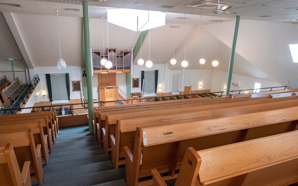 Interieur van het huidige kerkgebouw van de gereformeerde gemeente in Nederland aan de Kerkstraat in Alblasserdam. beeld Sjaak Verboom