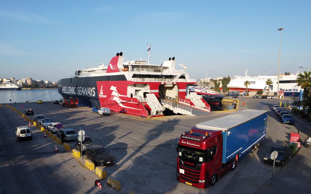 De truck van Jack bij de veerboot in de haven van Piraeus. beeld Jack Schoonhoven en Henri Kragt 