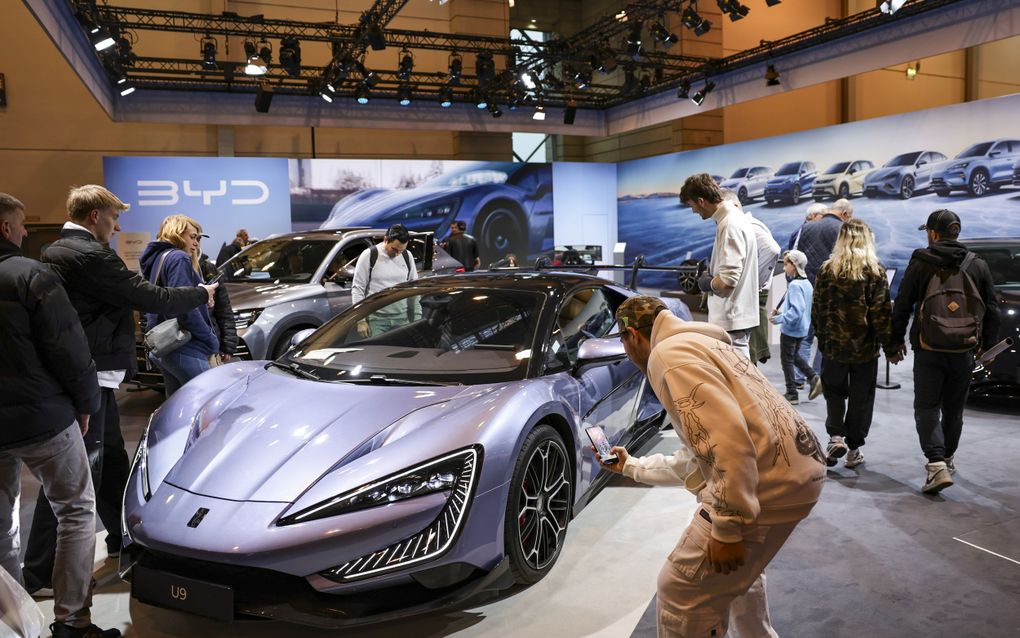 „Het Chinese BYD zet nu in op fabrieken in Hongarije en Turkije.” Foto: stand van BYD op de Autosalon in het Duitse Essen, begin deze maand. beeld EPA, Christopher Neundorf 