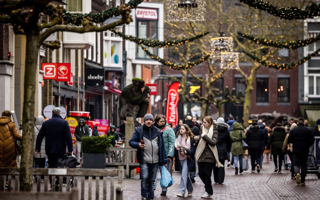 Een drukbezochte winkelstraat. De grote banken verwachten dat consumenten volgend jaar meer geld zullen uitgeven. beeld ANP, Rob Engelaar