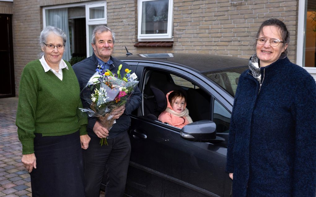 Betsy Biemond (r.) geeft samen met haar dochter Hannah (m.) een bloemetje aan haar vader, Kees Boer uit Dirksland. De bloemen zijn zeker ook voor haar moeder (l.) „Ik kan mijn ouders altijd om hulp vragen.” beeld Dirk Hol