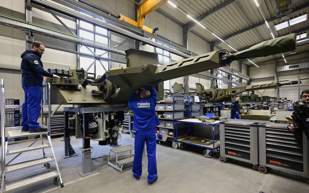 De aandelenkoers van wapenfabrikant Rheinmetall (munitie, pantservoertuigen, artillerie, tankonderdelen) is sinds de inval in Oekraïne verzesvoudigd. beeld EPA, Fabian Bimmer 