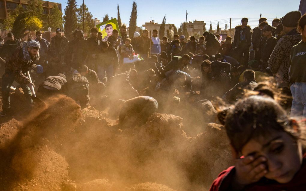 De begrafenis van strijders van de door Koerden geleide Syrische Democratische Strijdkrachten (SDF) in Manbij. De vijf mannen zijn tijdens gevechten met door Turkije gesteunde facties half december omgekomen. beeld AFP, Delil Souleiman