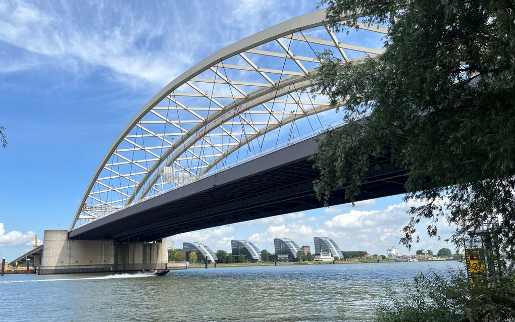 Gezicht op de Van Brienenoordbrug. beeld RD, Arie de Heer