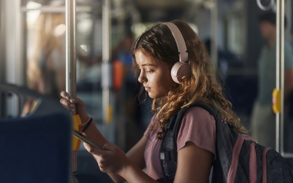 Het via een app beluisteren van een voorgelezen Bijbelgedeelte neemt in Nederland en België snel toe. beeld GettyImages