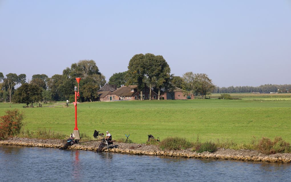 Vissers langs het water bij Kampereiland. Heel Kampereiland is door de provincie aangewezen als overstromingsrisicogebied. beeld Wim Eikelboom 