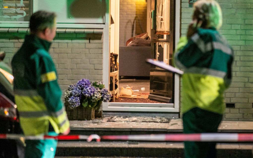 Ravage in een woning in Haarlem nadat er een vuurwerkbom door de brievenbus werd gegooid. In de stad gaan jongerenbendes elkaar te lijf. beeld ANP, Laurens Bosch