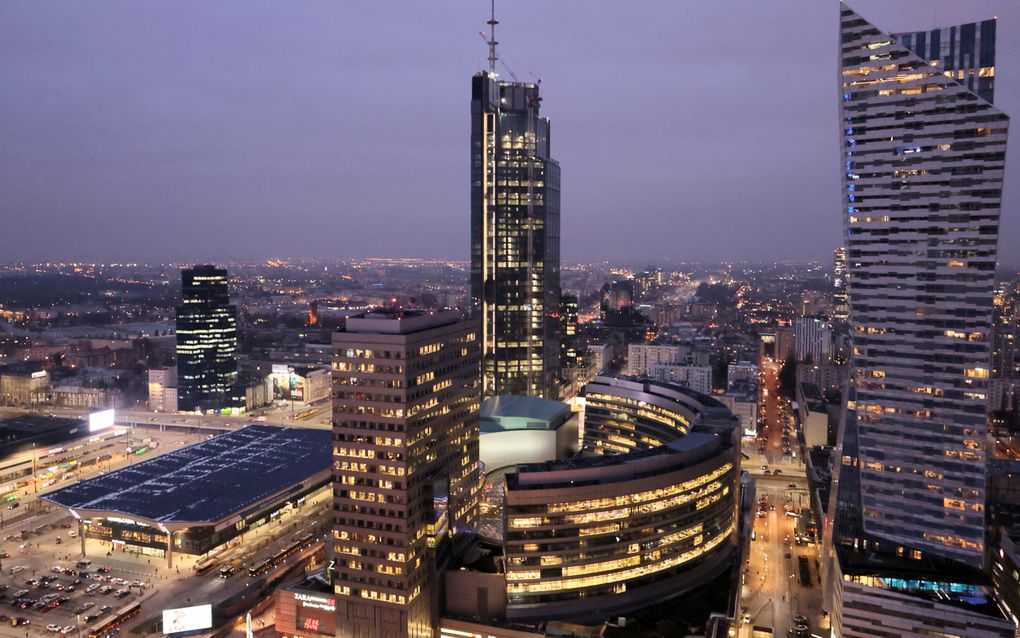 Het zakendistrict van de Poolse hoofdstad Warschau bij nacht. beeld EPA, Leszek Szymanski