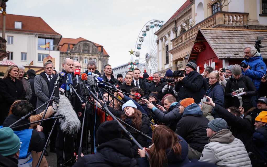 De Duitse bondskanselier Olaf Scholz spreekt zaterdag tot de pers op de kerstmarkt waar vrijdagavond een automobilist op de winkelende menigte inreed. Bij de aanslag kwamen zeker vijf mensen om het leven, 235 personen raakten gewond en 72 gewonden verblijven nog altijd in het ziekenhuis. beeld AFP, Ronny Hartmann