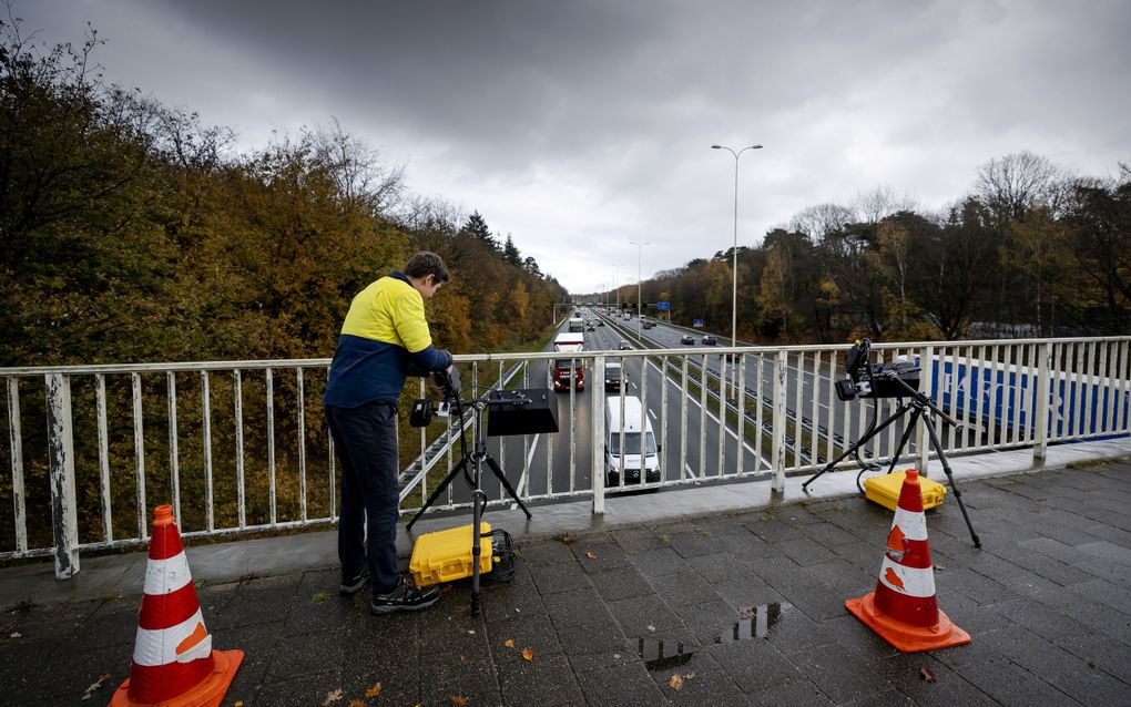 Slimme camera’s controleren het verkeer op de A28. De verkeersboetes gaan in 2025 weer omhoog, in veel gevallen met een tientje. Niet handsfree bellen kost straks bijvoorbeeld 430 euro. beeld ANP, Robin van Lonkhuijsen