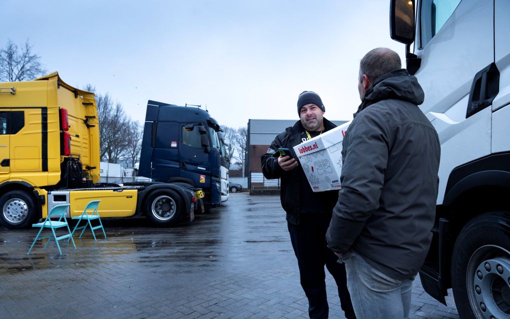 De CU in Ede deelt kerstpakketten uit aan de circa veertig Oost-Europese vrachtwagenchauffeurs die op het bedrijventerrein van Ede in hun cabines de Kerst doorbrengen. beeld Niek Stam