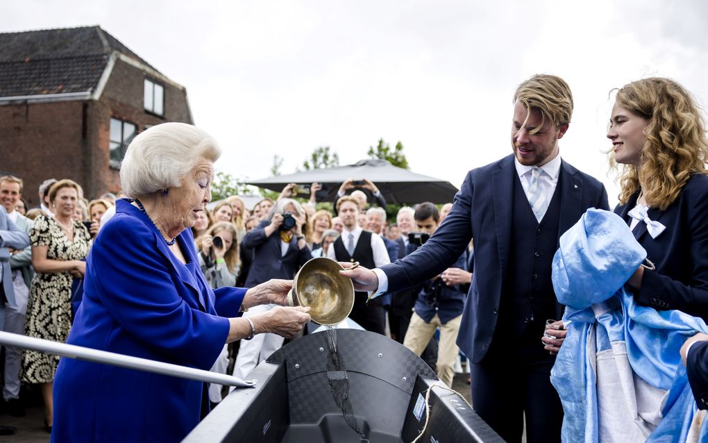 Prinses Beatrix in Leiden tijdens de doop van de nieuwe wedstrijdboot Beatrix van de Koninklijke Studenten Roeivereeniging Njord. beeld ANP, Sem van der Wal