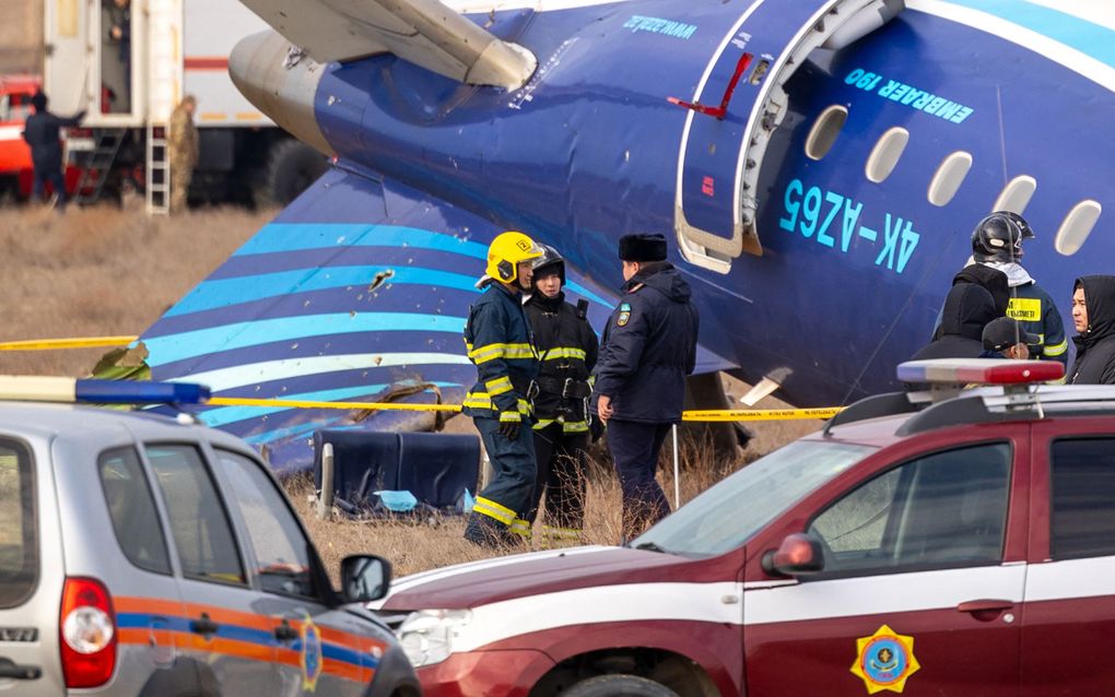 Reddingswerkers woensdag op de plek waar een vliegtuig van Azerbaijan Airlines is gecrasht, waarbij 38 inzittenden omkwamen. In de staart van het toestel zouden granaatscherven zichtbaar zijn, zeggen experts. beeld AFP, Issa Tazhenbayev