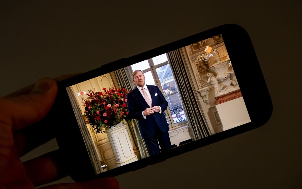 Koning Willem-Alexander tijdens zijn jaarlijkse kersttoespraak. De boodschap is eerder opgenomen in de Witte Eetzaal op Paleis Huis ten Bosch, het woonpaleis van de koning en zijn gezin. beeld ANP, Robin van Lonkhuijsen 