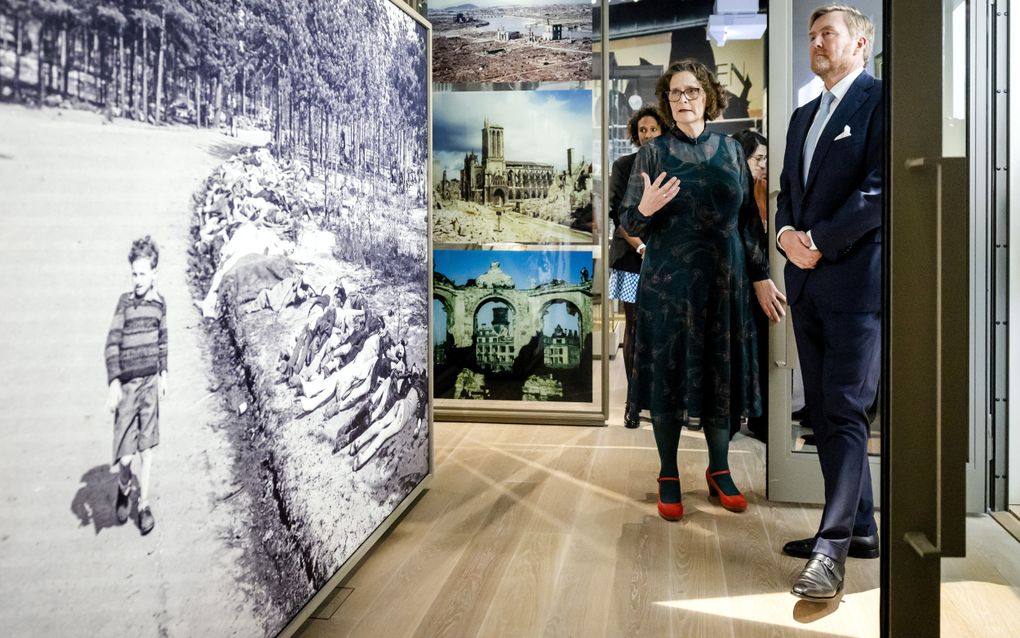 Koning Willem-Alexander op 10 maart tijdens de opening van het Nationaal Holocaustmuseum in Amsterdam bij een bekende foto die na de bevrijding werd gemaakt van een Joods jongetje dat langs een rij omgekomen gevangenen loopt. beeld ANP, Ramon van Flymen