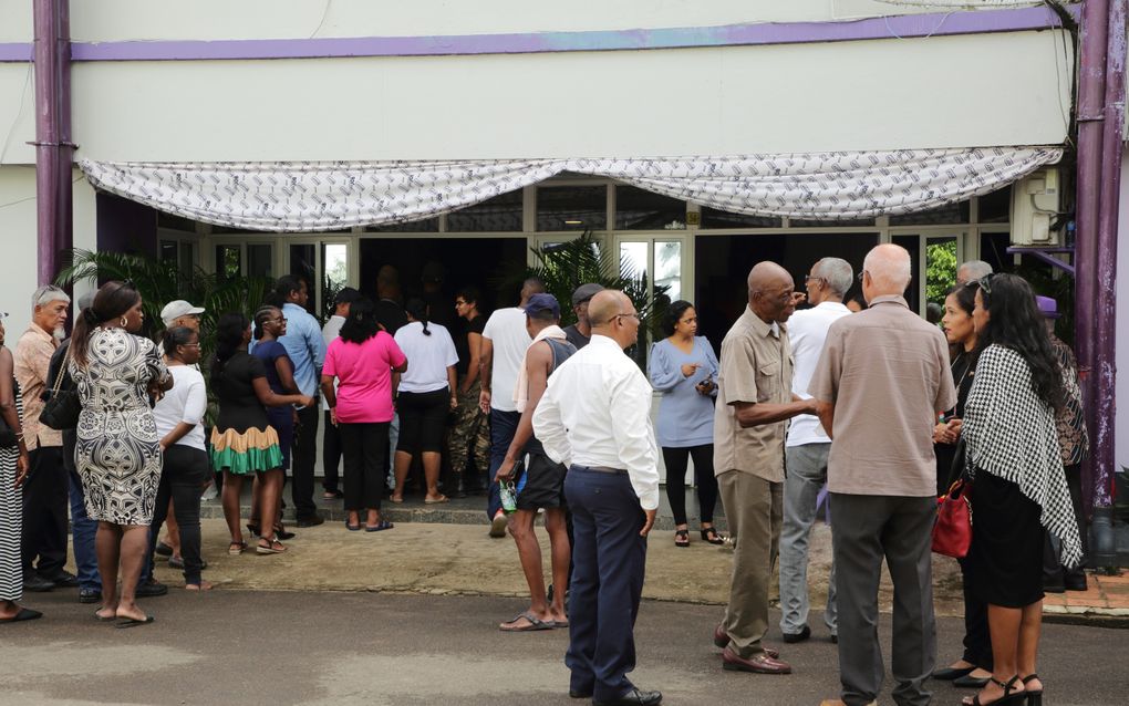 Belangstellenden bij het centrum van de Nationale Democratische Partij (NDP) in Paramaribo, waar het condoleanceregister voor de overleden Desi Bouterse getekend kan worden. beeld ANP, Ranu Abhelakh