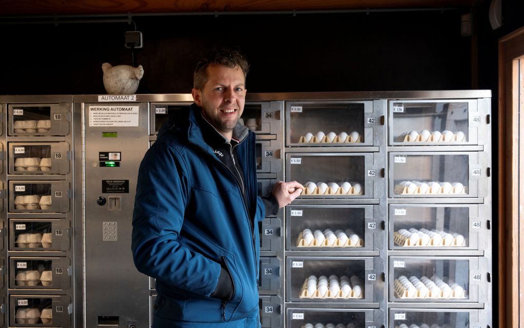 Pluimveehouder Jacco Wisserhof uit Rhenen heeft in zijn automaat voor huisverkoop alleen witte eieren liggen. De consumenten die bij hem langskomen, zijn daar inmiddels aan gewend. beeld Niek Stam