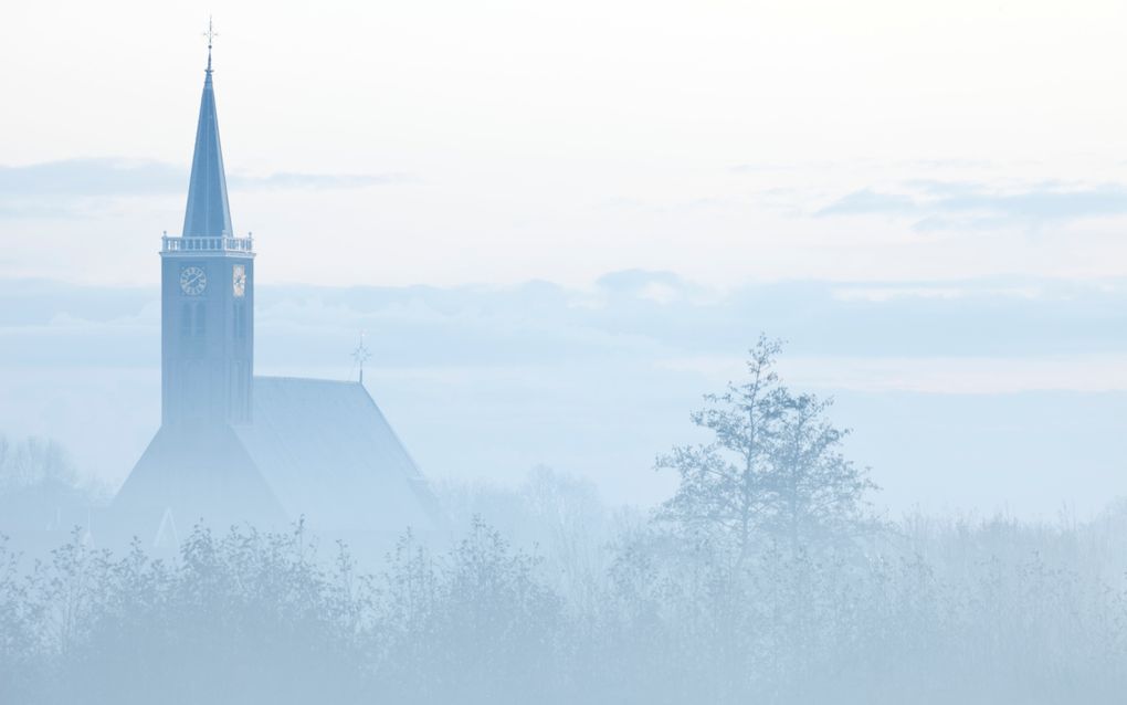 Een kerk uit 1600 in het Noord-Hollandse Schermerhorn in een mistig winterlandschap die al vele jaren aan zich voorbij heeft zien trekken.