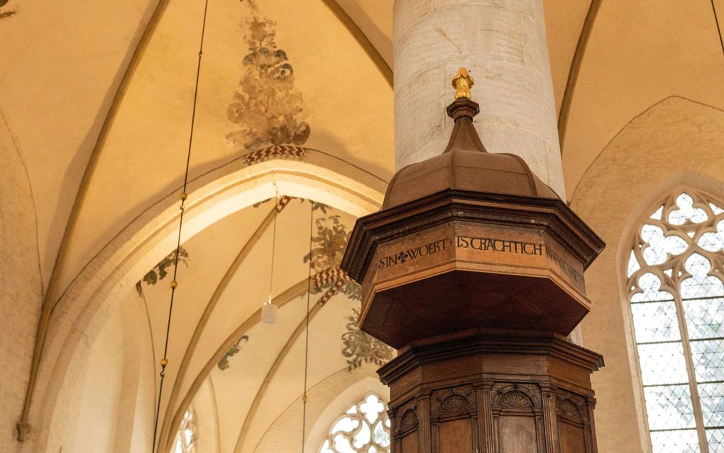 Klankbord boven de preekstoel van de Berg- of Sint-Nicolaaskerk in Deventer. Op het klankbord staat: „Godt almachtich / sin woert / is crachtich / in ewichheit.”  beeld André Dorst