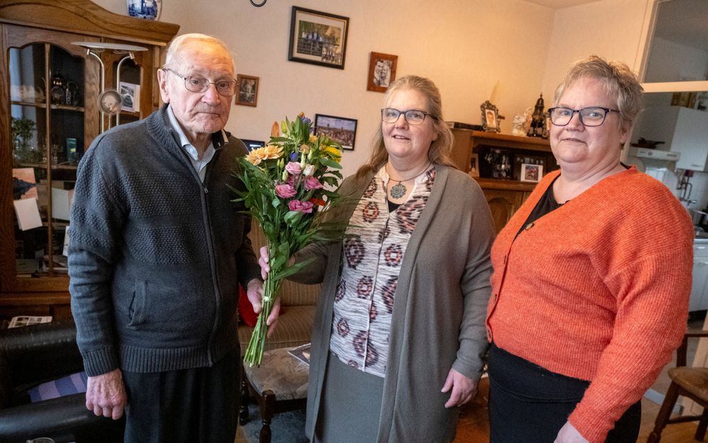 Connie Hout-de Bruine (m.) geeft haar vader een bloemetje. Rechts Nelly de Bruine, de zus van Hout. beeld Dirk-Jan Gjeltema