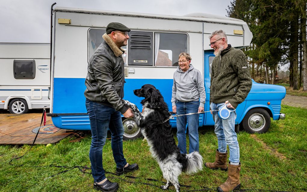 Theo Velzel (r.) en zijn vrouw Cisca bivakkeren deze jaarwisseling op een vuurwerkvrije camping in het Drentse Exloo. Hun hond Spyke kan niet tegen geknal. Ook oud-militair René Noordman (l.) ontvlucht het gedreun van vuurwerk. Beeld: Huisman Media