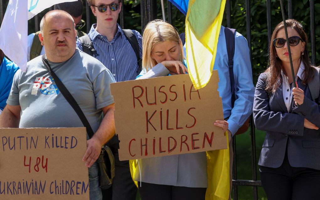 Oekraïense activisten nemen deel aan een protest tegen Rusland voor het hoofdkwartier van de Verenigde Naties in Brussel, België. beeld EPA, Olivier Hoslet.