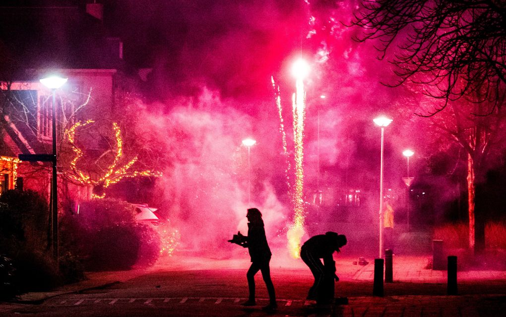 Mensen in Maasdam luiden met vuurwerk het nieuwe jaar in. beeld ANP, Jeffrey Groeneweg