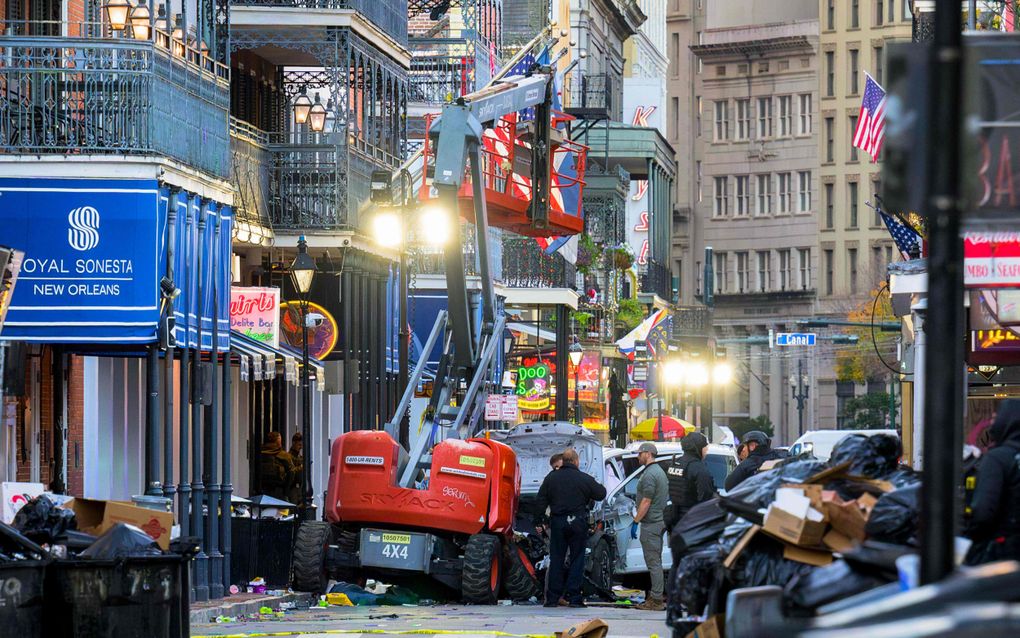 Politieonderzoekers aan het werk in Bourbon Street in de Amerikaanse stad New Orleans, waar woensdag een man in een witte pick-uptruck op een menigte inreed die nieuwjaar vierde. beeld AFP, Matthew Hinton