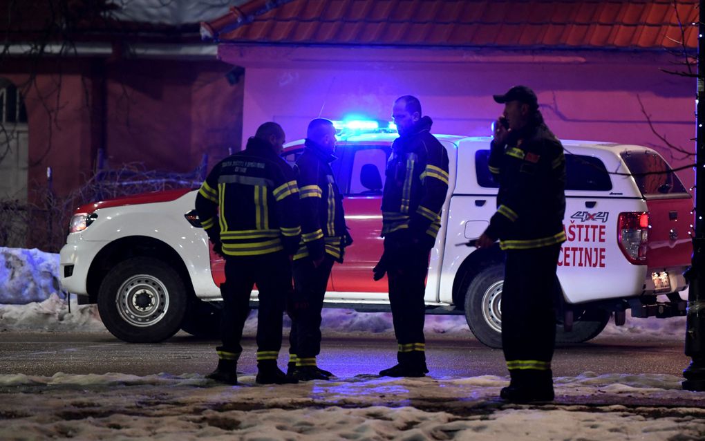 Een politieauto staat voor het restaurant in Bajice, Montenegro, waar een schutter op nieuwjaarsdag tien mensen om het leven bracht. beeld AFP, Savo Prelevic