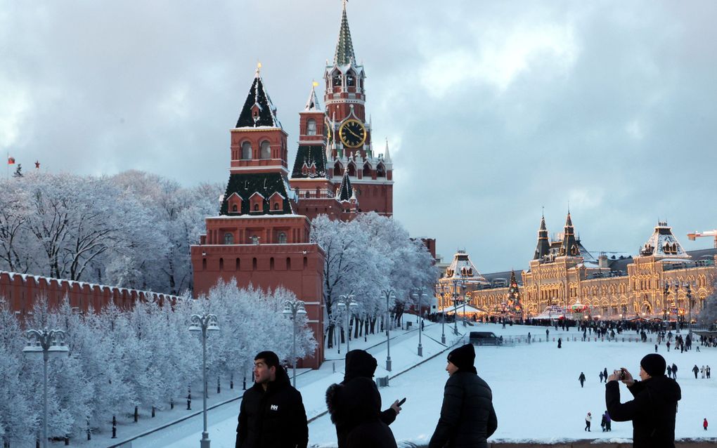 Met het programma Welkom in Rusland heeft het Kremlin, hier op de achtergrond, een nieuw propagandamiddel tegen het Westen gelanceerd. beeld EPA, Maxim Shipenkov