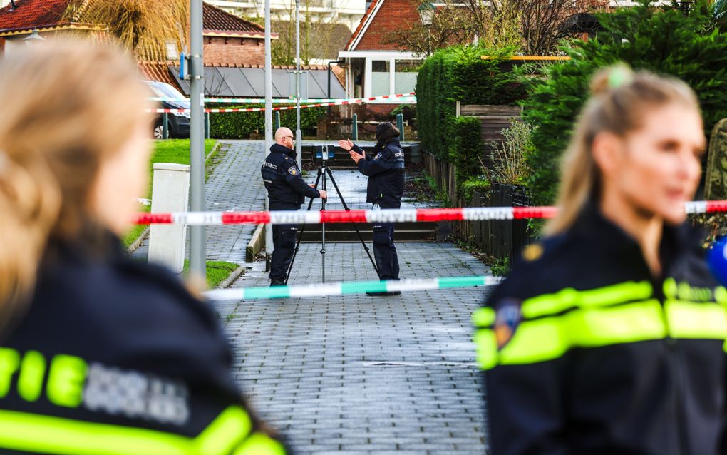  Politie doet onderzoek op de plek in de Rotterdamse wijk IJsselmonde waar een man is neergeschoten. In een perk aan de Bommelerwaard werd de zwaargewonde man van 81 jaar gevonden. beeld ANP, Jeffrey Groeneweg 