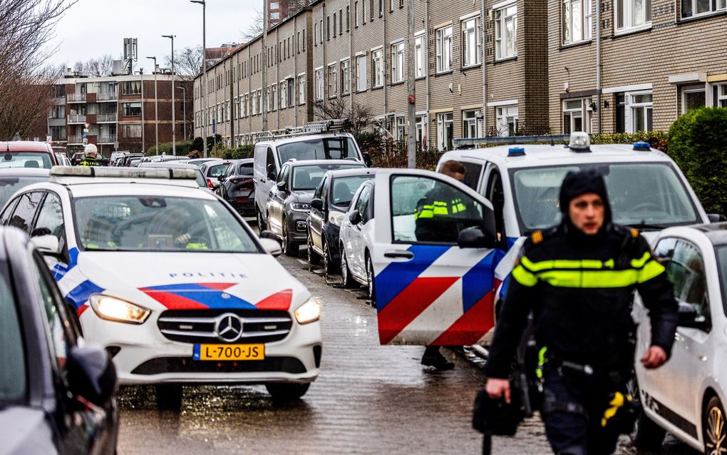 Politie in de Rotterdamse wijk IJsselmonde waar een man is neergeschoten. In een perk aan de Bommelerwaard werd de zwaargewonde man van 81 jaar gevonden. beeld ANP, Jeffrey Groeneweg 