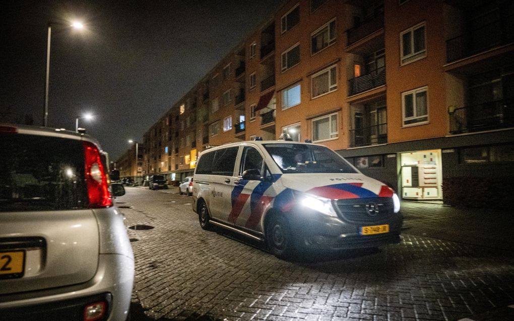 Politie doet onderzoek in een woning aan de Emelissedijk in de wijk IJsselmonde. De politie heeft hier een 24-jarige verdachte opgepakt die achter de schietpartijen in de wijk zou zitten. Door de schietpartijen zijn drie mensen om het leven gekomen. beeld ANP, Josh Walet