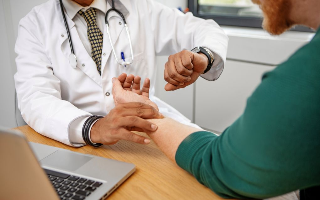 „Door economische groei, nieuwe medische technieken en steeds hogere verwachtingen van de gezondheidszorg zal de vraag naar zorg alleen maar toenemen.” beeld iStock