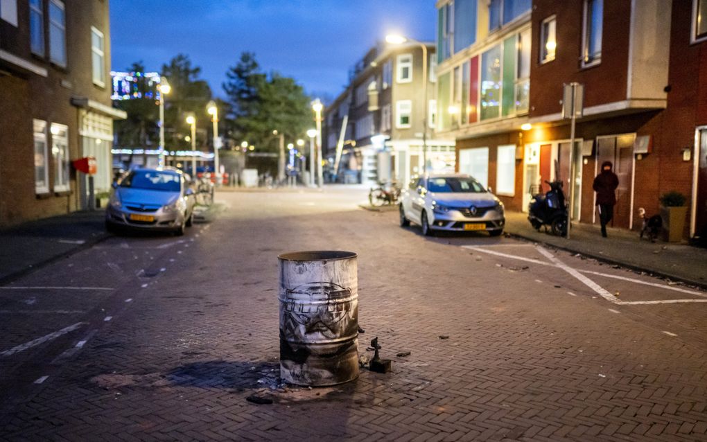 Overblijfselen van de oud-en-nieuwviering in Duindorp. Het nieuwe jaar wordt in deze stadswijk doorgaans uitbundig gevierd. beeld ANP, Lina Selg