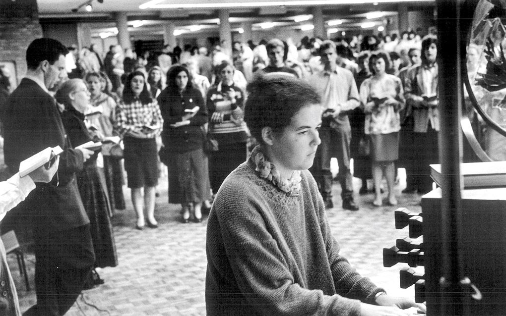 Na afloop zingen bij het orgel (Amersfoort 1996). beeld RD, Sjaak Verboom