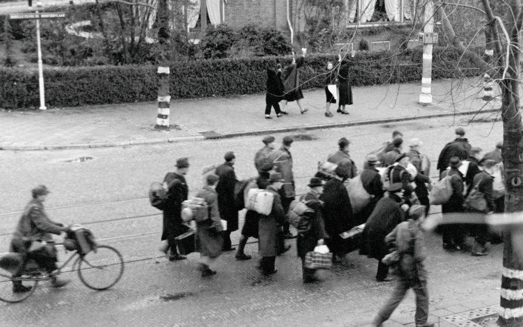 Een razzia in Rotterdam op 10 en 11 november 1944. Vrouwen en kinderen bleven achter, een hele Hongerwinter lang. beeld H.F. Grimeyer