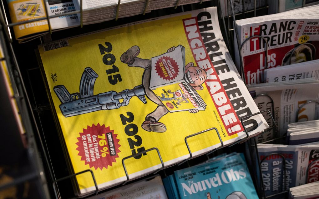 De speciale editie die het satirisch weekblad Charlie Hebdo deze week uitgeeft ter herdenking aan de terroristische aanslag van tien jaar geleden op de redactie. Op de cover boven de cartoon de tekst ”Onverwoestbaar”. beeld AFP, Martin Lelievre