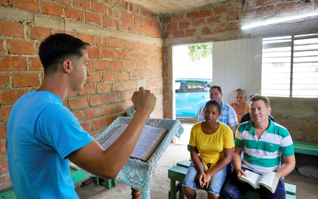 In een schamel kerkgebouwtje in de stad Camagüey komt een kleine gemeente samen. Kevin (20) weet zich ondanks zijn leeftijd geroepen de gemeente te leiden.  beeld Jaco Klamer