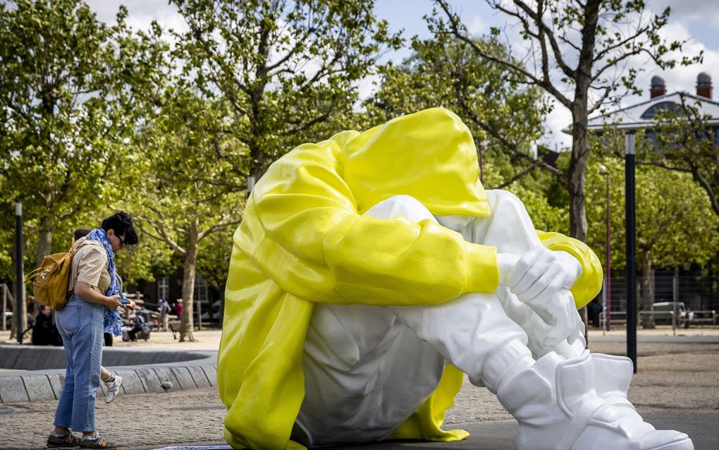 Dit kunstwerk staat symbool voor de innerlijke strijd die veel jongeren met depressies voeren. In het afgelopen decennium steeg het aantal jonge mensen dat vanwege psychisch lijden een verzoek tot euthanasie indiende, aanzienlijk. beeld ANP, Remko de Waal