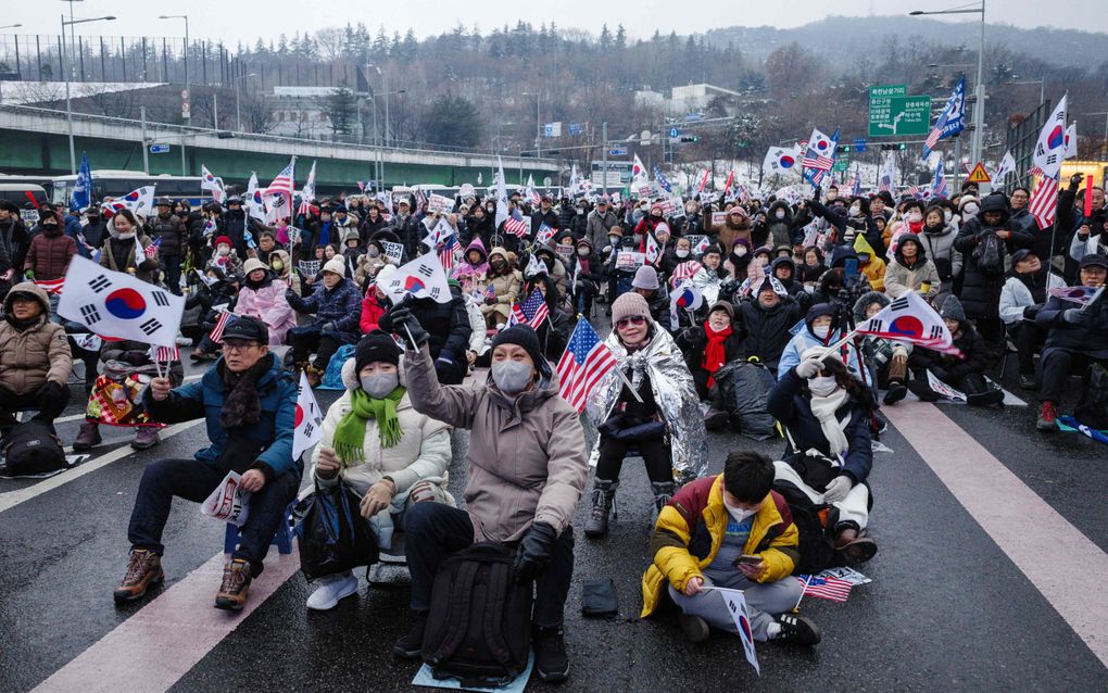 Aanhangers van president Yoon nemen deel aan een demonstratie nabij zijn presidentiële woning in Seoul. beeld AFP, Anthony Wallace