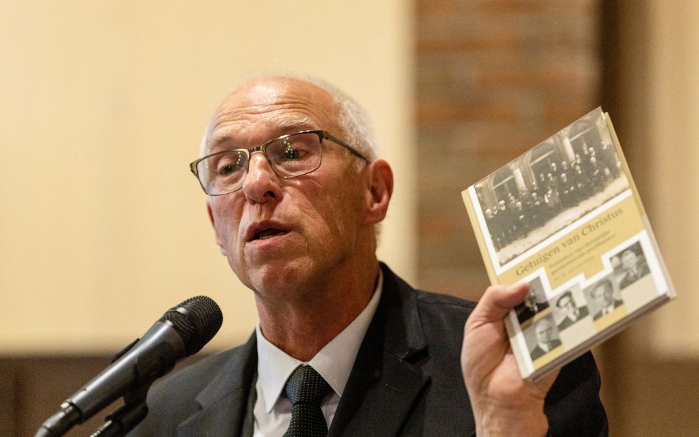 Ds. H. van der Ham presenteerde zijn boek ”Getuigen van Christus” in november op de generale synode van de Christelijke Gereformeerde Kerken in Nunspeet. beeld André Dorst