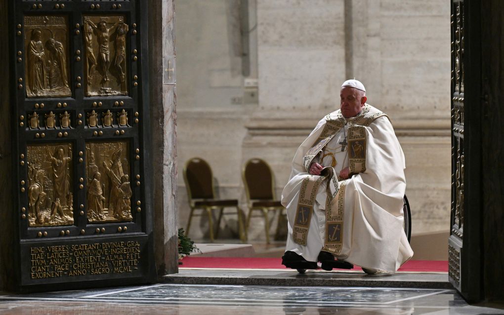 Paus Franciscus op 24 december, toen hij de zogenoemde Heilige Deur van de Sint-Pieter in Vaticaanstad opende. Daarmee begon het jubeljaar van de Rooms-Katholieke Kerk. beeld AFP, Alberto Pizzoli