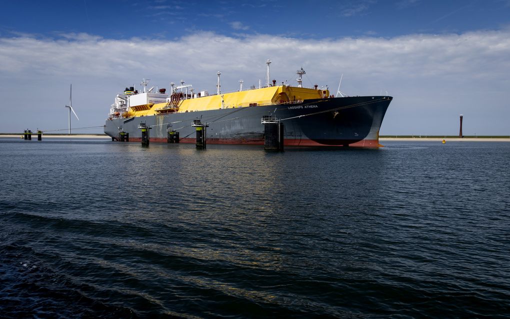 Een lng-tanker in de Prinses Arianehaven in de Rotterdamse haven. Lng staat voor liquefied natural gas. beeld ANP, Koen van Weel