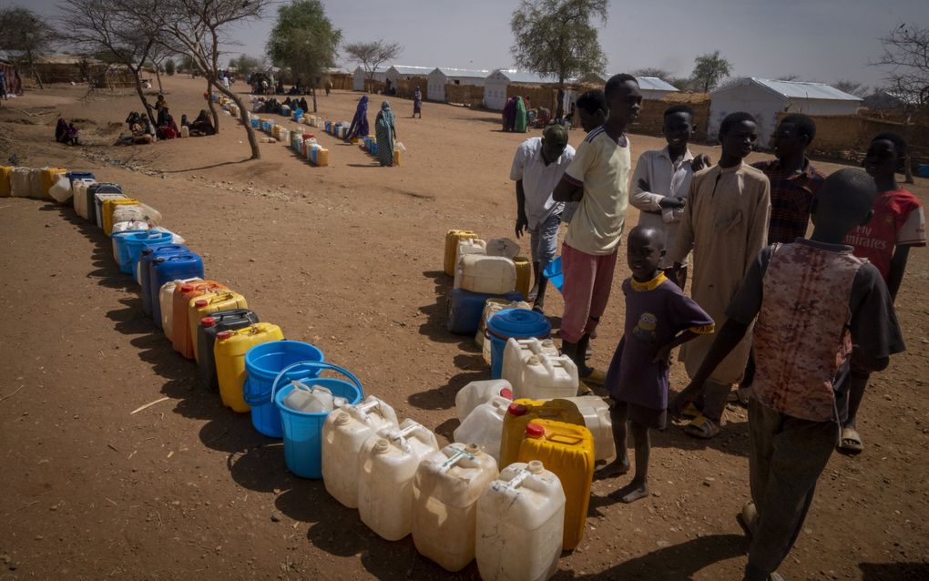 Sudanese vluchtelingen wachten op water in een kamp in Farchana, net over de grens in buurland Tsjaad. beeld EPA