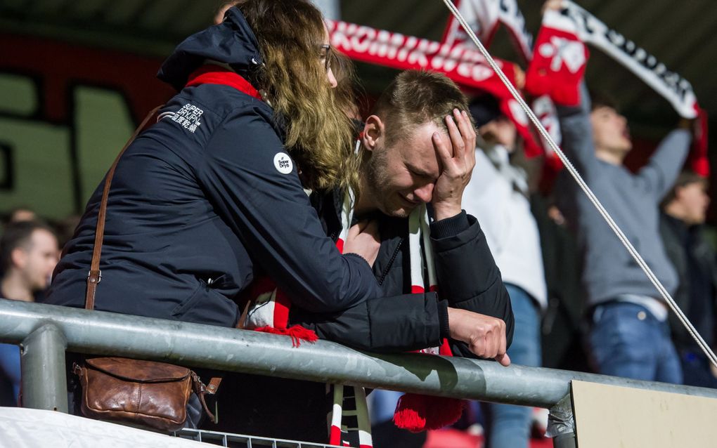 Bij voetbal zijn het dan weer de mannen die sneller een traantje laten, zoals deze man bij de degradatie van FC Emmen. beeld ANP, Cor Lasker 